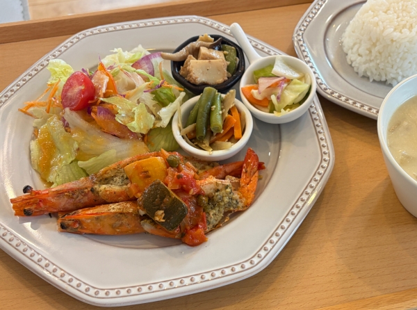 有頭海老の香草焼き　彩野菜のソース